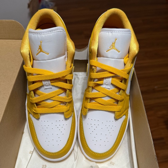 Nike Air Jordan 1 Low White Pollen Kids Sneakers - SZ 6 Y - Picture 5 of 6